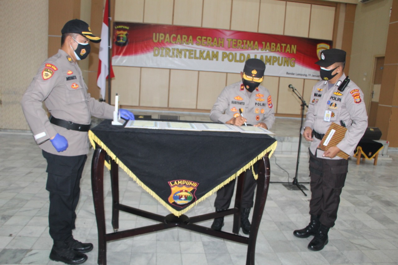 Wakapolda Lampung Brigjend Pol Drs Subiyanto Memimpin Upacara pelaksanaan serah terima jabatan Dir Intelkam Polda Lampung