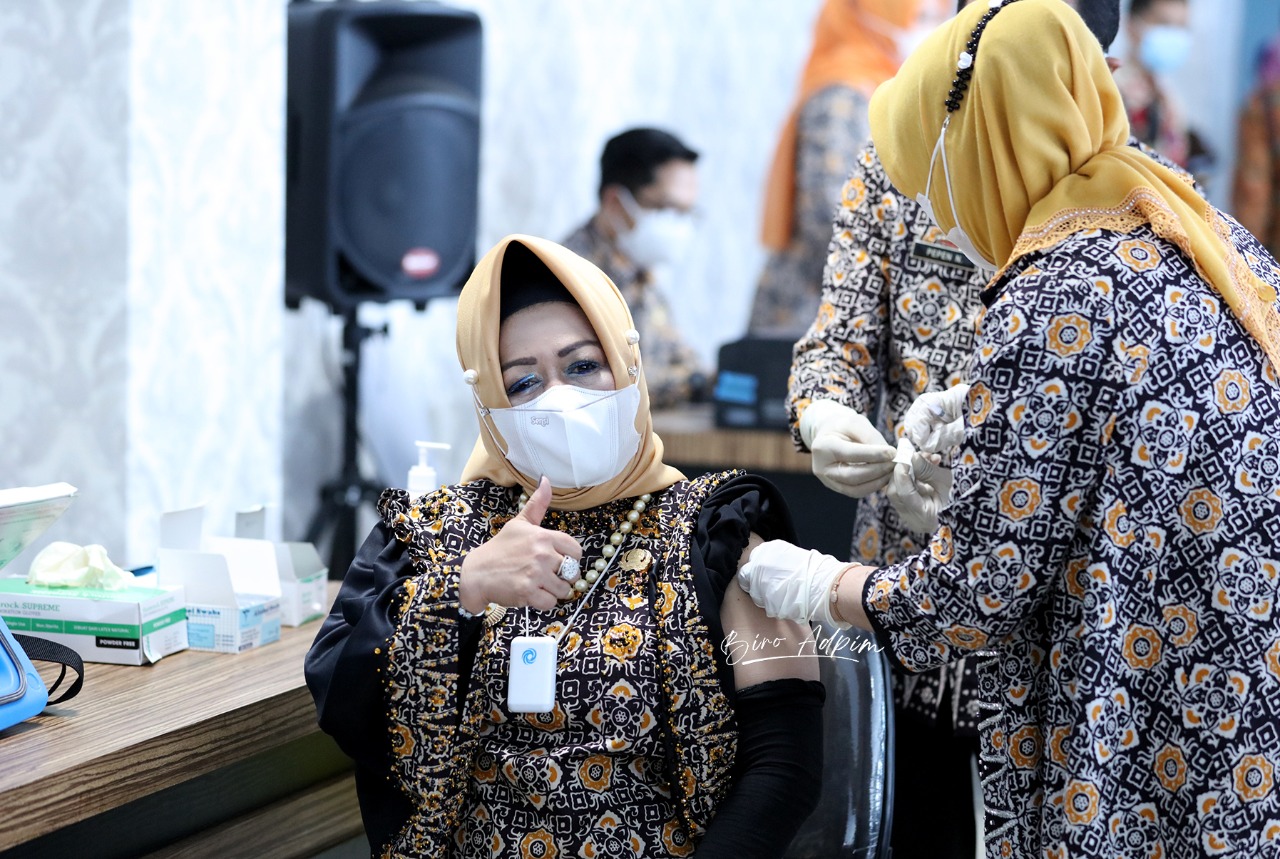 Saksikan Vaksinasi Covid-19 di Provinsi Lampung, Gubernur Arinal Dorong Masyarakat Tidak Ragu Ikuti Vaksinasi