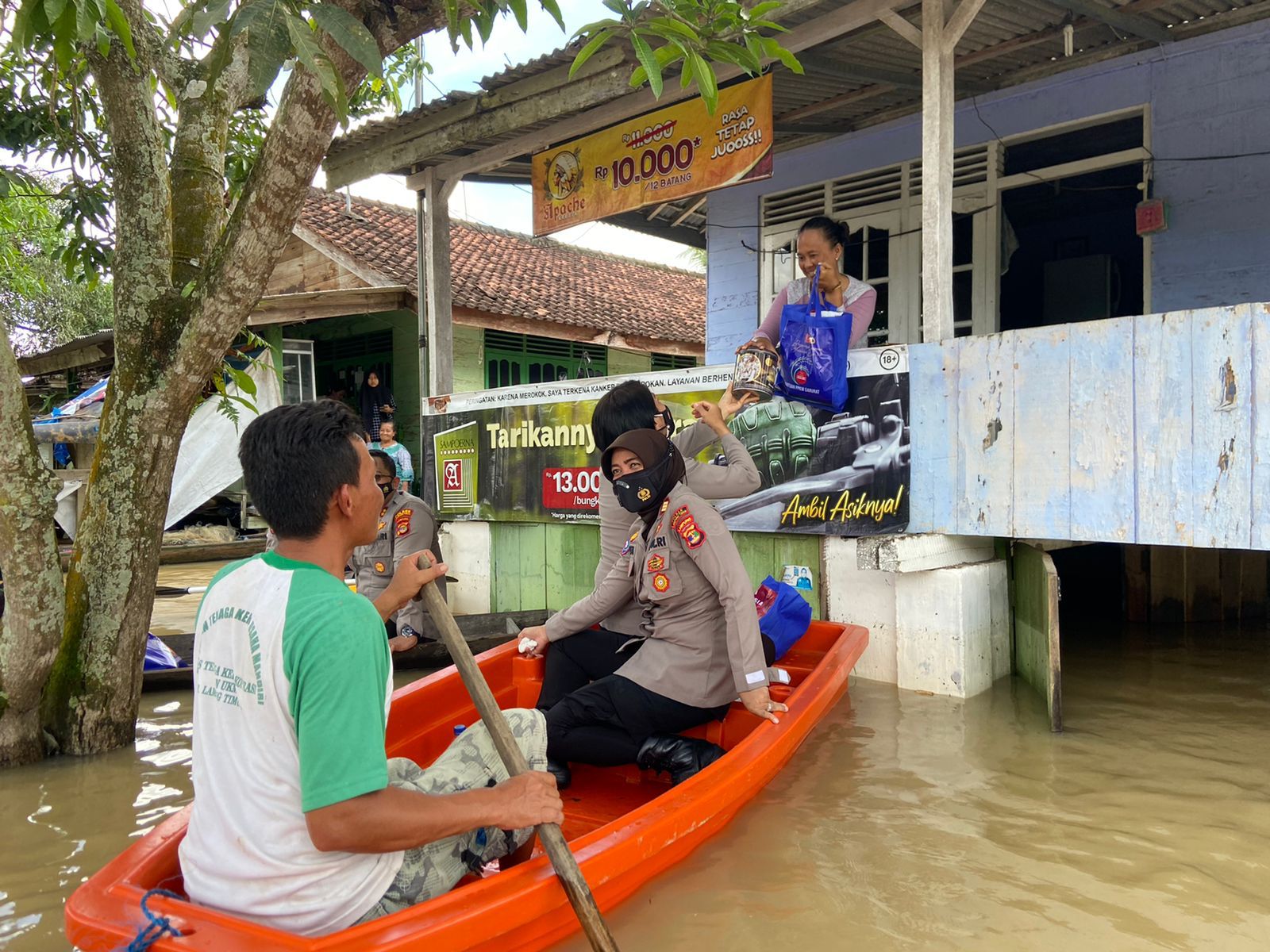 Wakapolres Lampung Timur Dan Seluruh Polwan polres Lampung Timur Bersinergi Mengatasi Banjir Serta Pembagian Bansos Desa