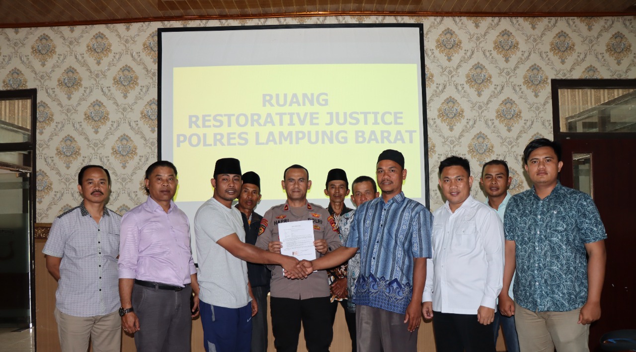 POLRES LAMPUNG BARAT FASILITASI PELAKSANAAN KEADILAN RESTORATIVE JUSTICE PERKARA PENIPUAN DAN ATAU PENGGELAPAN