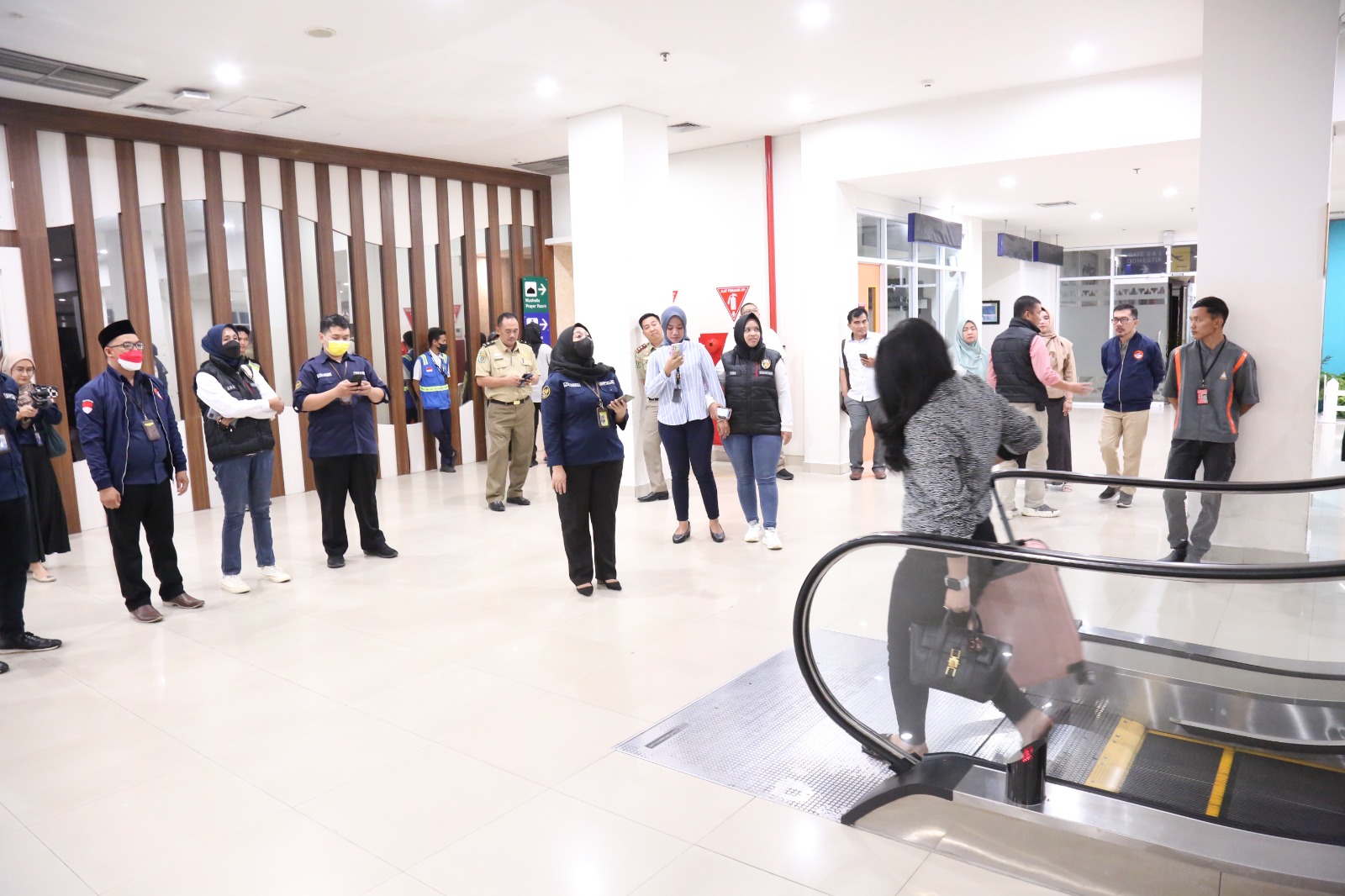 Polda Lampung Kawal penjemputan lima orang korban Pekerja Migran Indonesia (PMI) asal Lampung di Bandara Raden Intan