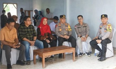 Walikota Eva Dwiana Pantau Langsung PSU di TPS 19 Way KandisWalikota Bandarlampung Hj. Eva Dwiana memantau Langsung pemilihan suara ulang (PSU) di TPS 19 Kelurahan Way Kandis, Kecamatan Tanjung Senang, Minggu (18/2/2024).  PSU ini dilakukan karena ada surat suara yang telah tercoblos, dan permasalahan telah dilaporkan ke Bawaslu.   Baca Juga :  Unila Gelar Kejurnas Pencak Silat Piala Rektor II Berdasarkan hasil penelitian dan pertimbangan terhadap TPS yang memiliki permasalahan direkomendasikan untul dilaksanakan pemungutan suara ulang.  Walikota berharap, kasus seperti ini dapat ditindaklanjuti dan diberikan sanksi tegas, agar tidak terulang lagi.   Baca Juga :  Nanang Ermanto Salurkan Bantuan Bedah Rumah Untuk 10 Warga Kecamatan Katibung “Bunda berharap agar kasus seperti ini untuk ditindaklanjuti dan memberikan sanksi tegas, agar hal seperti ini tidak terulang lagi,” ujarnya.  Walikota juga menyampaikan ucapan terima kasih kepada semua pihak yang telah turut mengamankan dan menyelenggarakan Pemungutan Suara Ulang ini.   Baca Juga :  Nanang Ermanto Salurkan Bantuan Bedah Rumah Untuk 10 Warga Kecamatan Katibung Hadir juga Kapolda Lampung Irjen Pol Helmy Santika, Kapolresta Bandar Lampung Kombes Abdul Waras yang memantau pemilihan suara ulang (PSU) di TPS 19 Kelurahan Way Kandis ini.