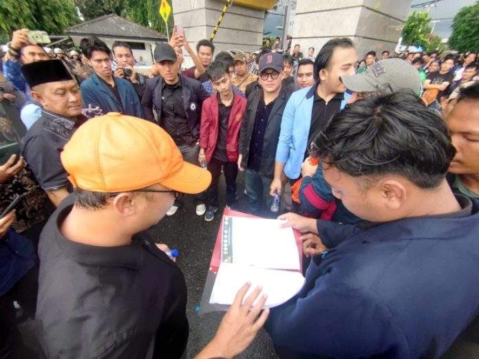 DPRD Fraksi PKS Syukron dan Puji Temui Mahasiswa Demo